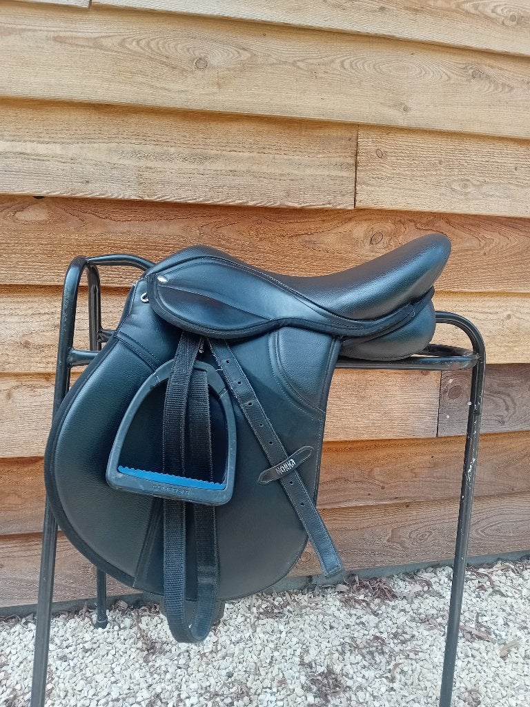 Veelzijdigheids zadel, Animaux & Accessoires, Chevaux & Poneys | Selles, Siège semi-creux, Étriers inclus, Polyvalence, S (16 ou 16.5 pouces)