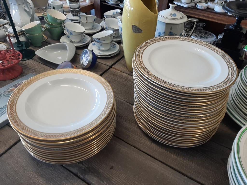 Lot de 36 assiettes en porcelaine avec dorure Royal Tettau