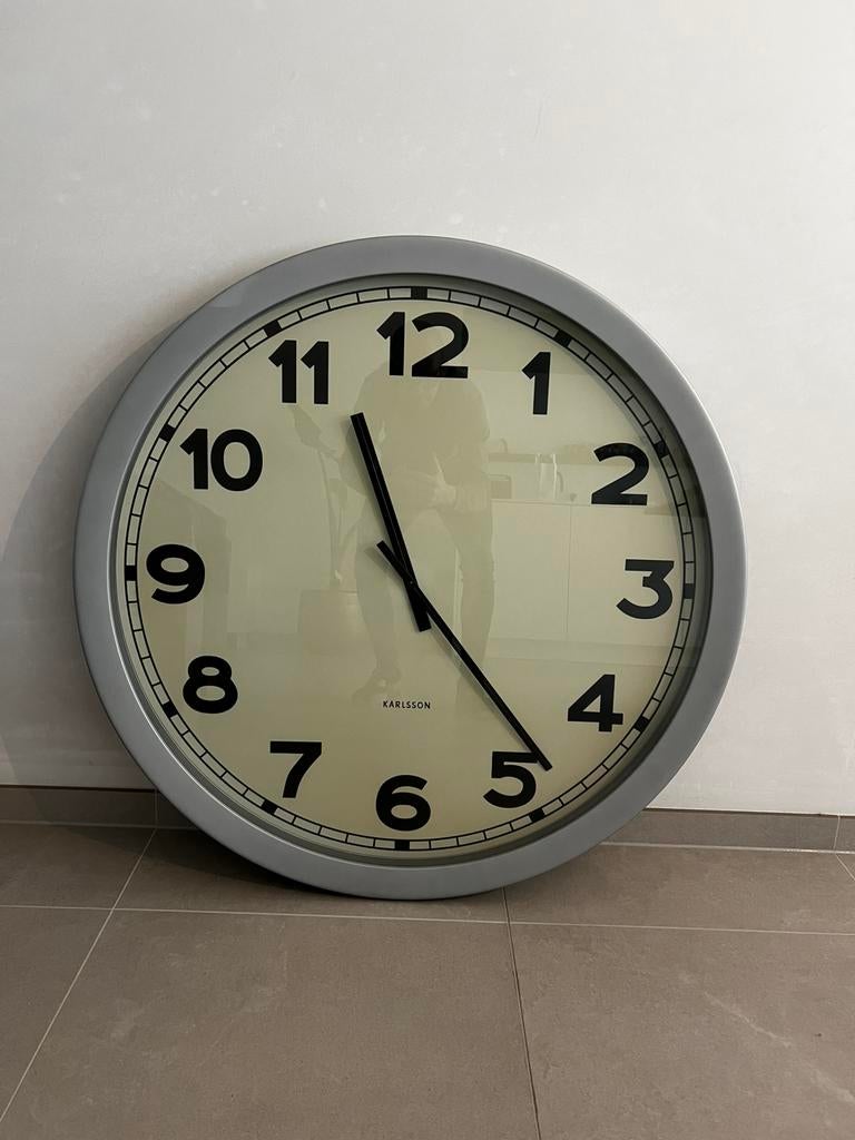 Moderne wandklok - echte eye catcher, Ophalen, Zo goed als nieuw, Analoog, Wandklok