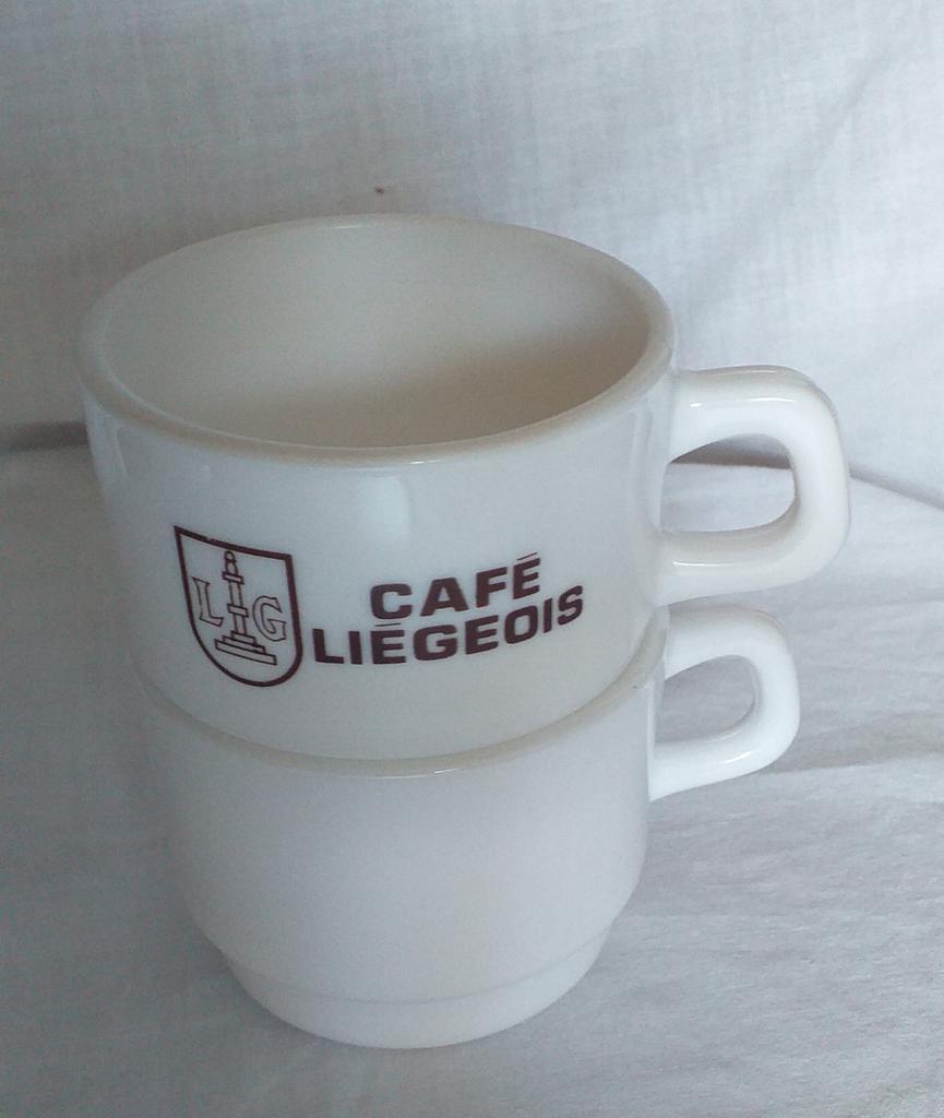 1 tasse à café Liegeois et 1 tasse à café bistrot arcoroc, Enlèvement ou Envoi, Utilisé, Autres styles, Porcelaine
