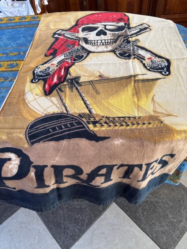 Essuie - drap de bain / de plage Pirates, Maison & Meubles, Salle de bain | Linge de bain & Accessoires, Enlèvement, Neuf, Rouge