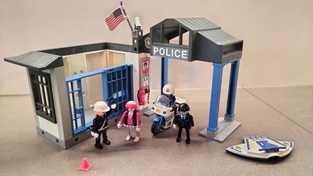 Playmobil 5795 - Politiestation + extra's, Ophalen, Gebruikt, Complete set