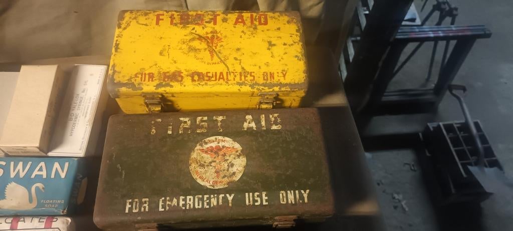 First aid ww2 en First aid for Gas, Verzamelen, Ophalen of Verzenden, Landmacht, Overige typen