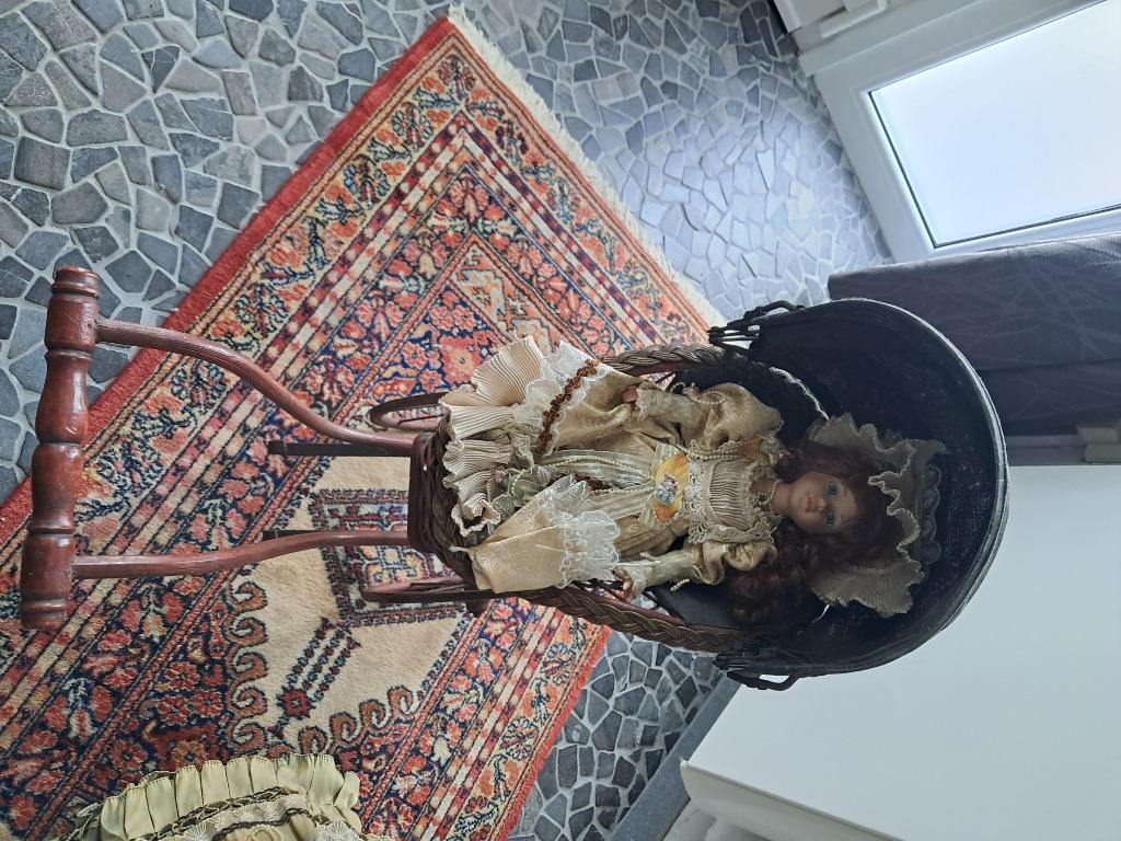 Porcelaine poppen, Enlèvement, Poupée