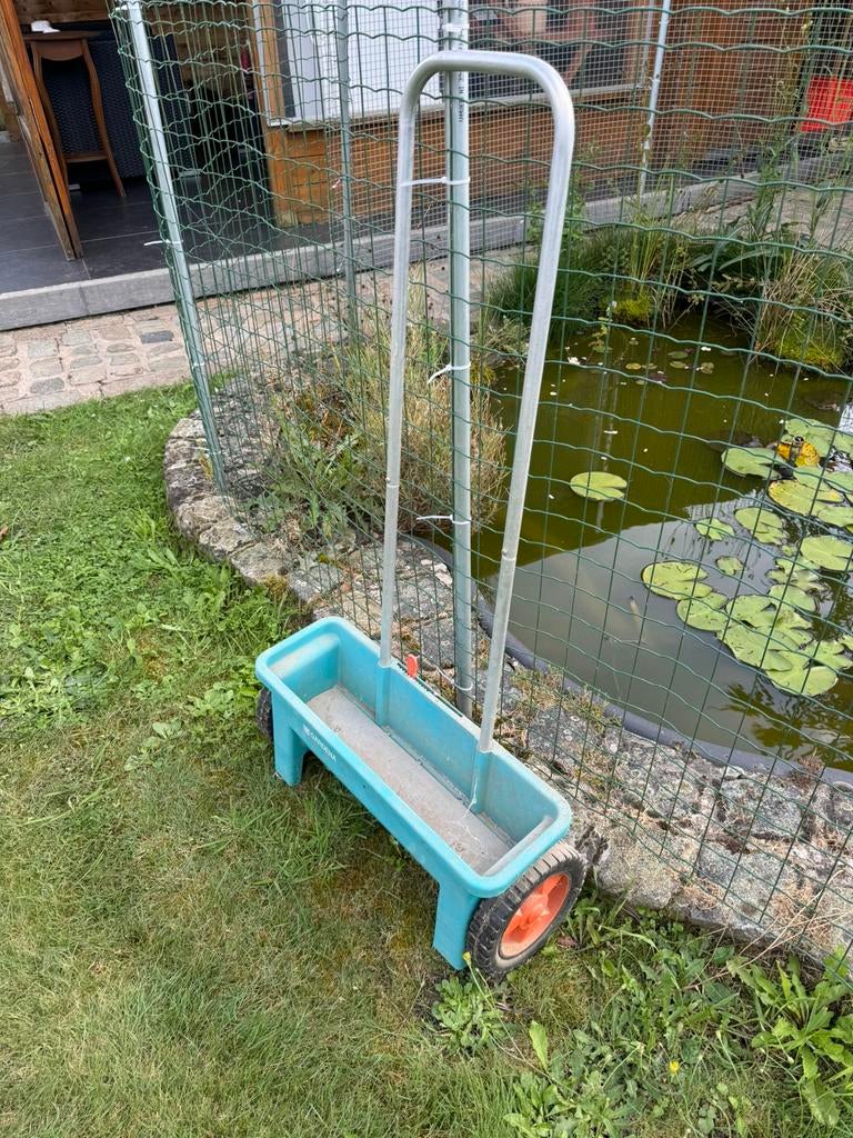 Gardena meststof- graszadenstrooier ., Ophalen of Verzenden, Zo goed als nieuw
