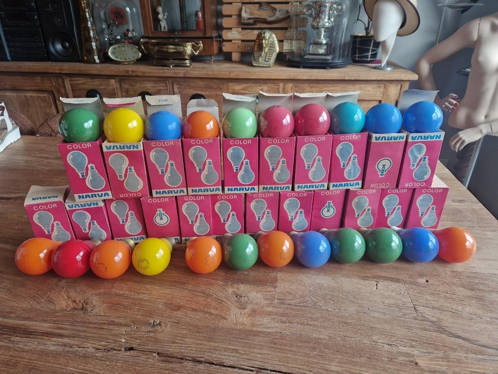 Lot van 30 vintage gekleurde gloeilampen disco lampen Narva, Antiquités & Art, Enlèvement ou Envoi
