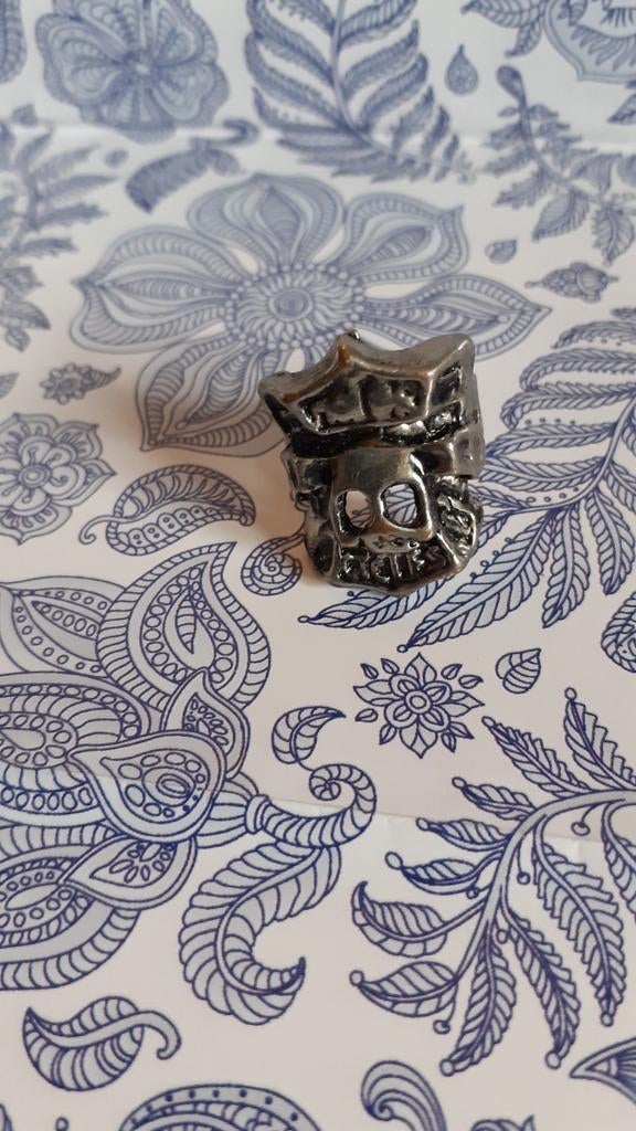 Bague en metal tête de mort à la couronne anneau ajustable, Antiquités & Art, Enlèvement ou Envoi