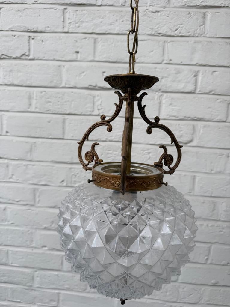 hanglamp met gedecoreerd messing frame en glazen kap, Huis en Inrichting, Lampen | Kroonluchters, Ophalen, Gebruikt