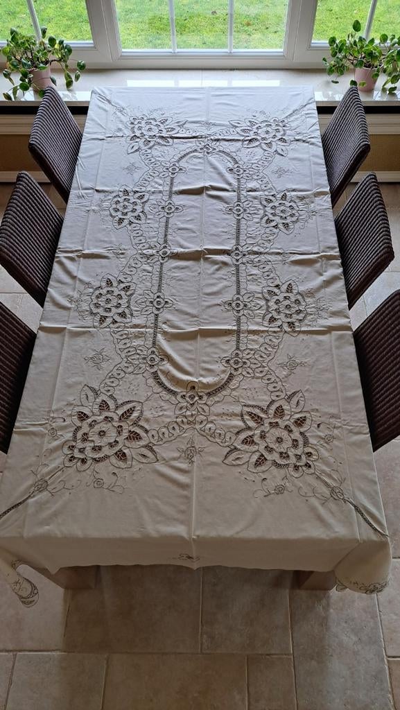 Geborduurd tafelkleed 2,60m x 1, 65m + 12 servetten, Enlèvement ou Envoi, Comme neuf