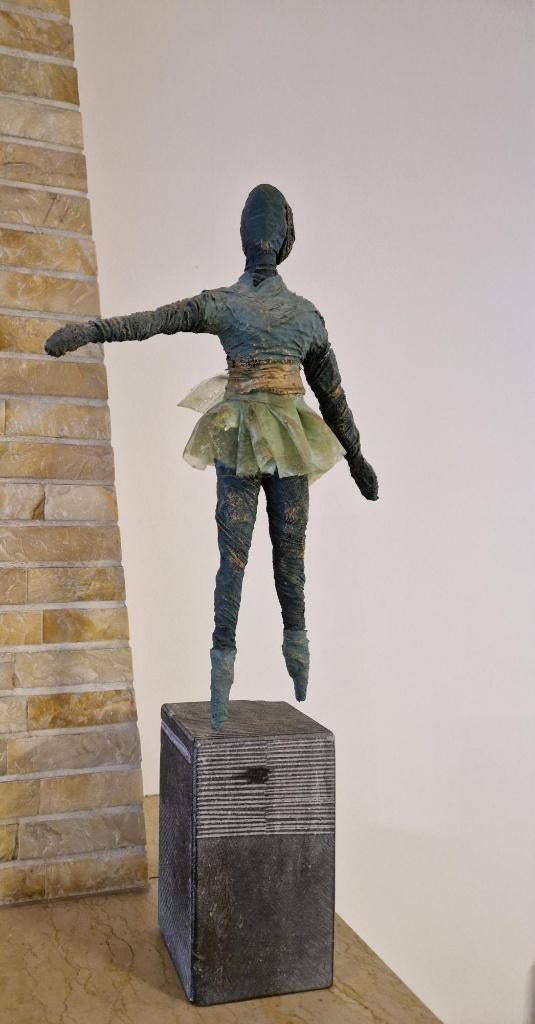 Ballerine sur un piédestal, Enlèvement, Sur socle, Statue
