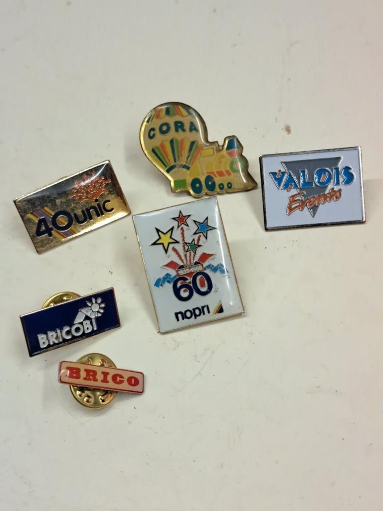 Épinglettes vintage de supermarchés 6 différentes, Enlèvement ou Envoi, Comme neuf, Marque, Insigne ou Pin's
