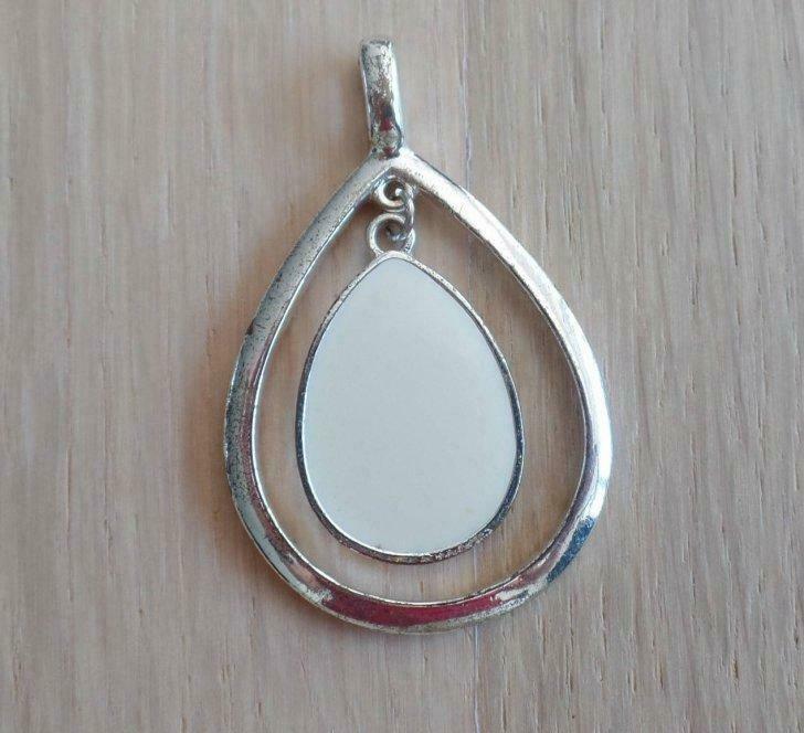 Hanger: zilverkleurig-witte druppelvorm, Bijoux, Sacs & Beauté, Bracelets à breloques, Enlèvement, Utilisé, Autres matériaux