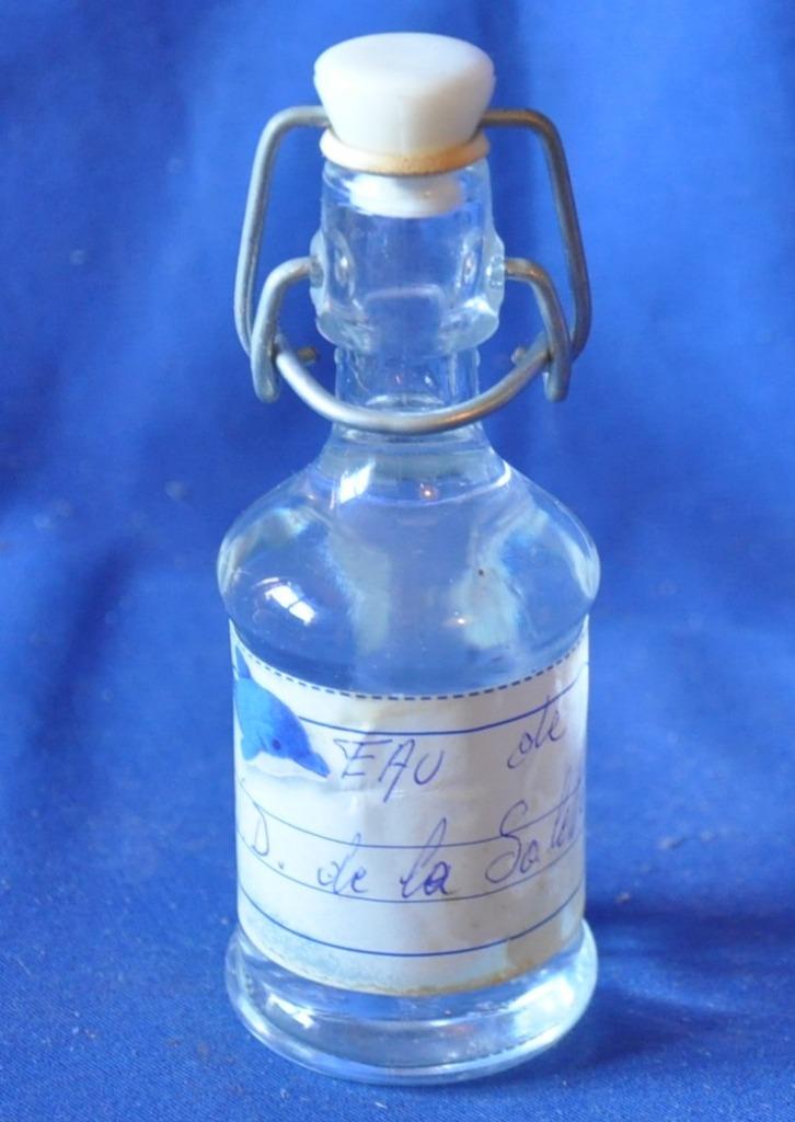 bouteille en verre avec eau benie notre dame de la salette, Ophalen of Verzenden