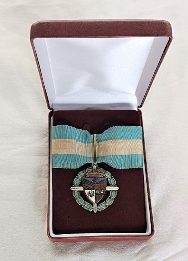 Medaille voor Ridder Commandeur in de Orde van San Fernando., Verzamelen, Verzenden