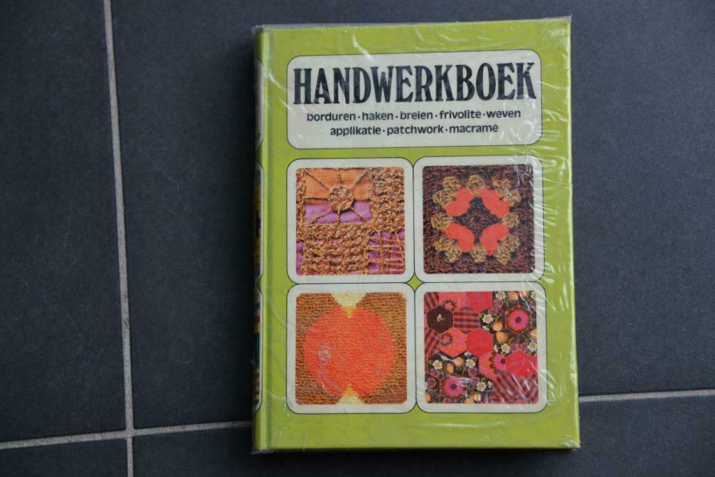 Handwerkboek: borduren, haken, weven, tapijtknopen, enz., Ophalen of Verzenden, Zo goed als nieuw, Borduren en Naaien