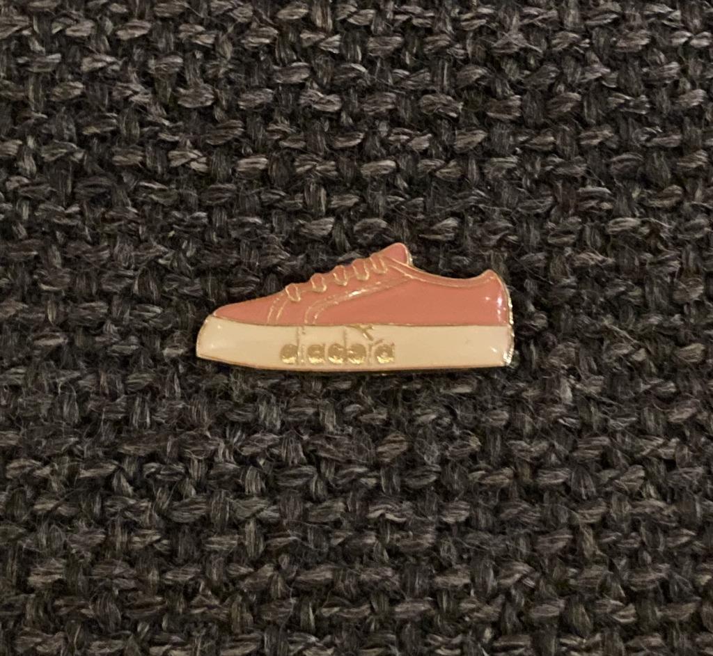 PIN - DIADORA - SNEAKERS, Verzamelen, Verzenden, Gebruikt, Merk, Speldje of Pin
