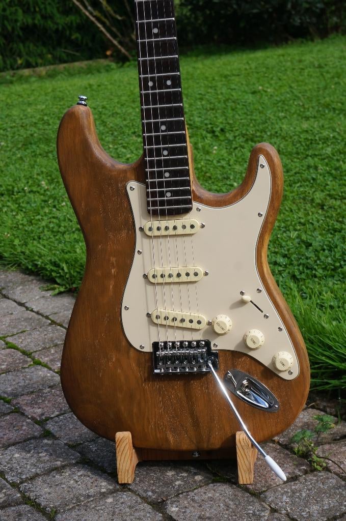 Heruitgave van Stratocaster „Brownie” 59, Ophalen, Zo goed als nieuw, Solid body, Fender