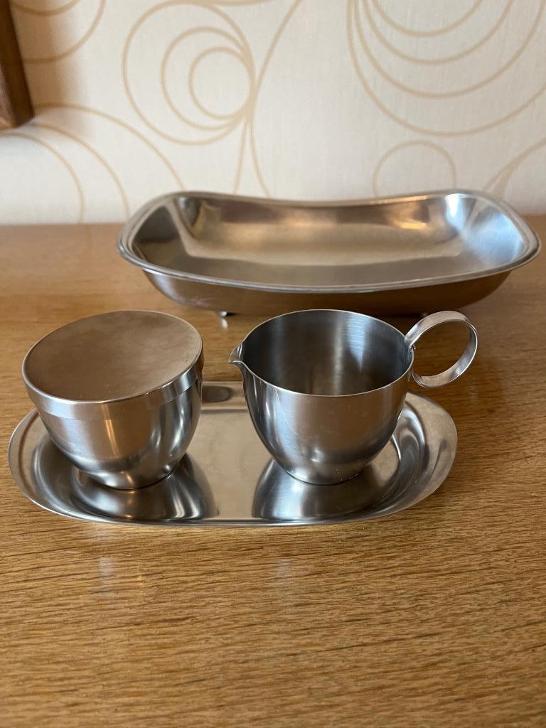 Serveer set melk en suiker plus koekjesschaal in inox, Huis en Inrichting, Keuken | Servies, Ophalen of Verzenden