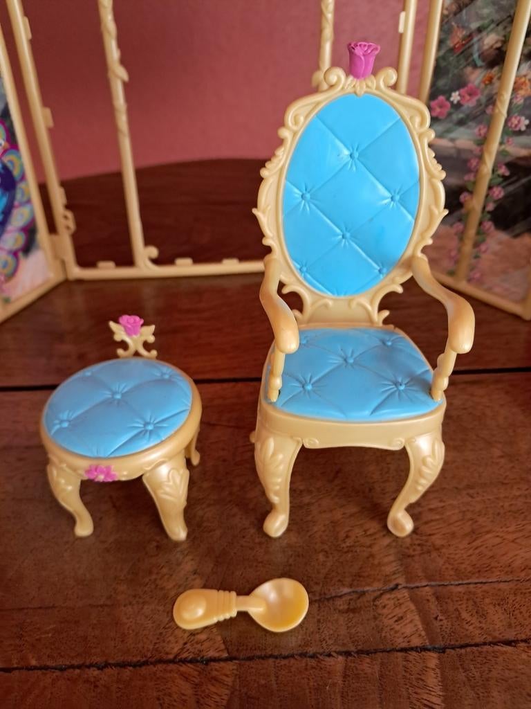 Barbie Princess of Myste Island stoel, krukje en lepel, Kinderen en Baby's, Speelgoed | Poppen, Zo goed als nieuw, Barbie, Ophalen of Verzenden