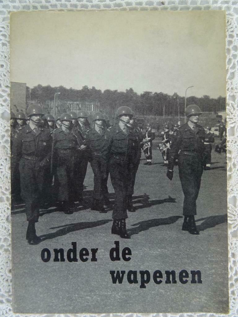 Livre vintage dienstplicht Onder de wapenen, 1ère édition, Antiquités & Art, Curiosités & Brocante, Enlèvement ou Envoi