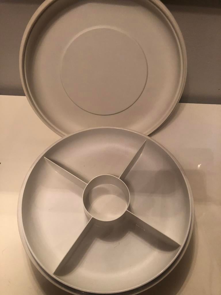 TUPPERWARE  plat grand plateau service apéro, Maison & Meubles, Cuisine| Tupperware, Comme neuf, Boîte