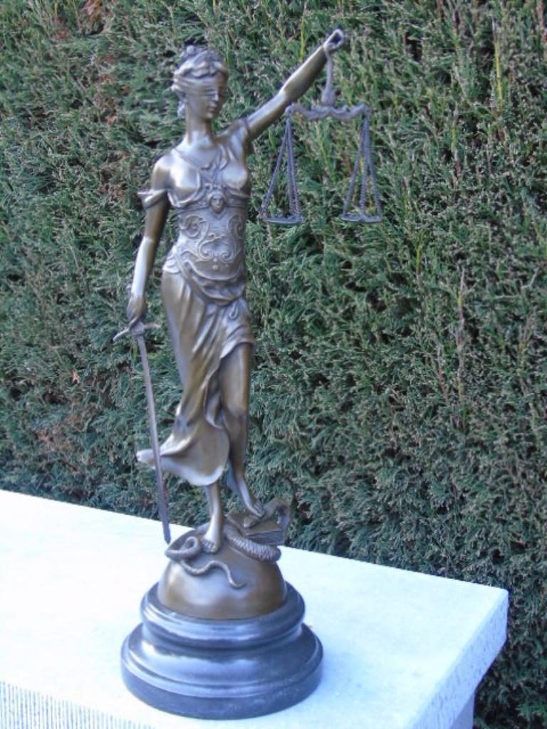 Vrouw Justice of Lady in brons gesigneerd op marmer., Antiek en Kunst, Antiek | Brons en Koper, Brons, Ophalen