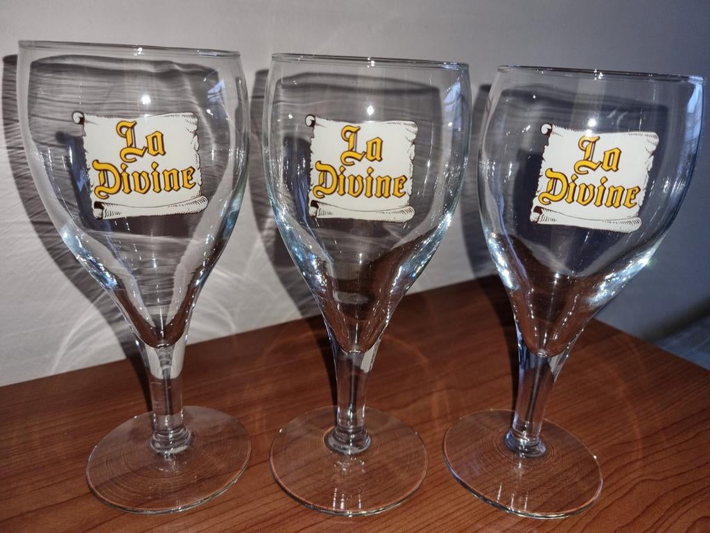 3 verres La Divine sur pied 18 cm, Enlèvement ou Envoi, Utilisé, Verre, Verre ou Verres