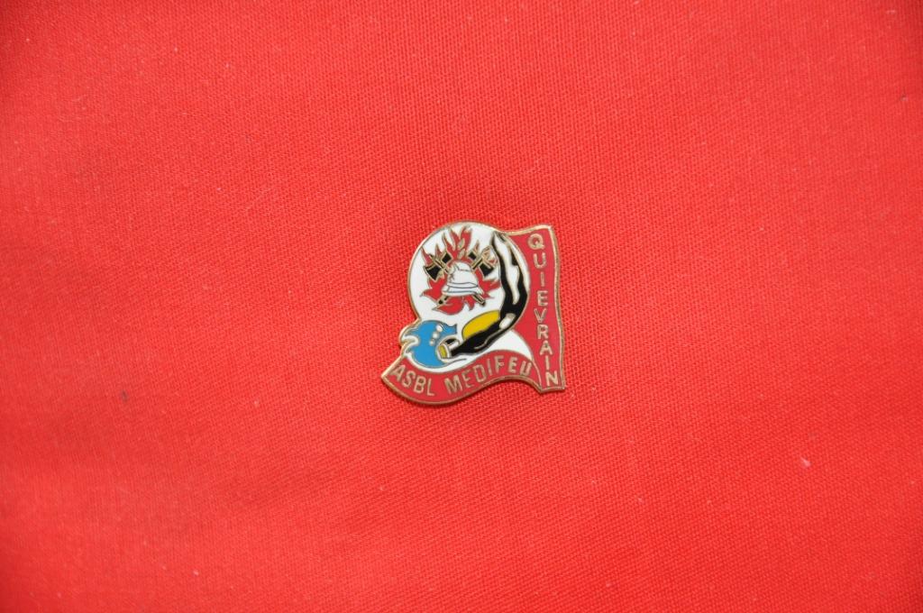 pins pompier quievrain asbl medifeu (x2010) 2eme modele, Enlèvement ou Envoi, Comme neuf, Autres sujets/thèmes, Insigne ou Pin's