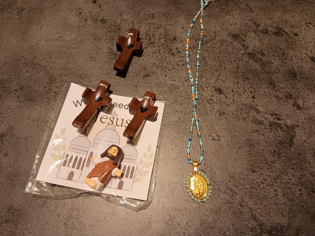 Verschillende Jesus popjes met ketting en houten kruisjes, Ophalen of Verzenden, Nieuw, Met hanger