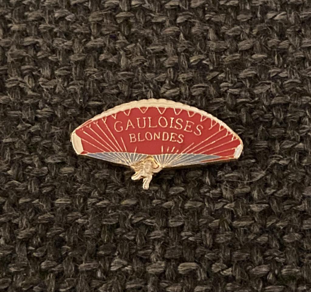 PIN - GAULOISES BLONDES - SIGARETTEN - CIGARETTES  PARACHUTE, Verzamelen, Verzenden, Gebruikt, Merk, Speldje of Pin
