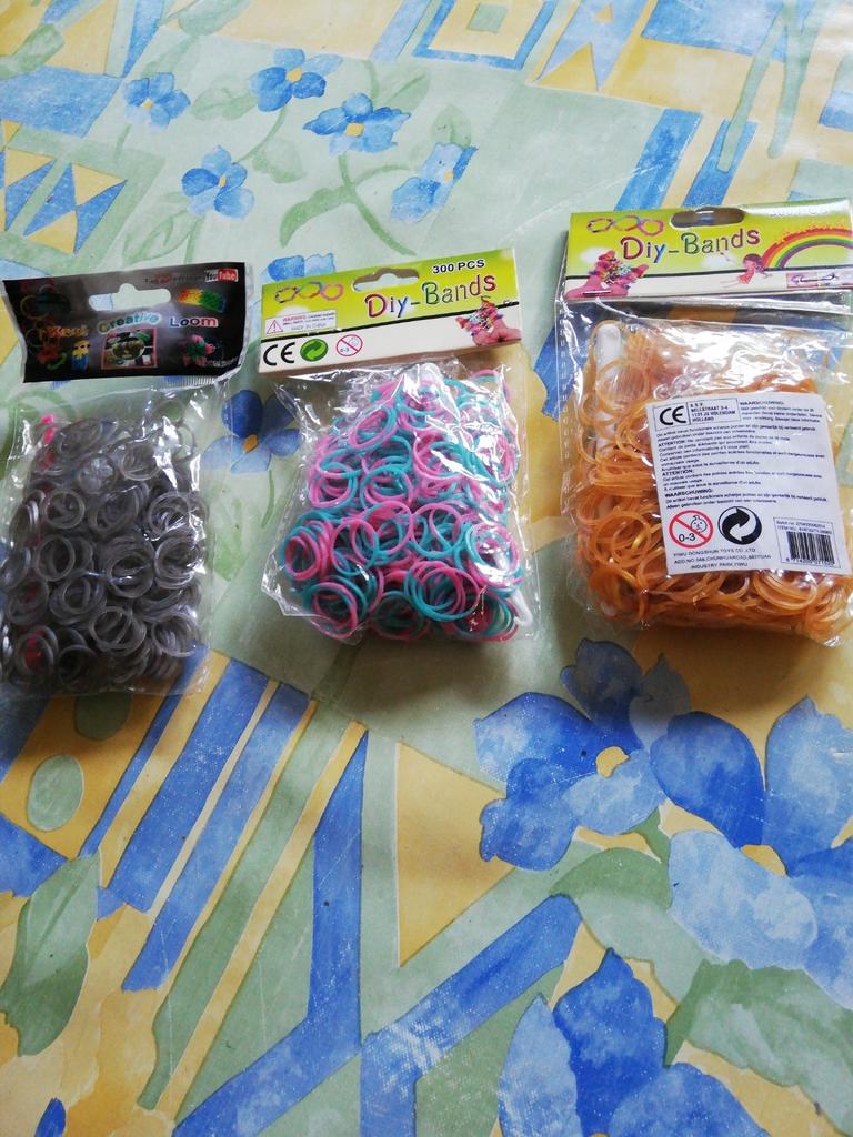 3 sachets élastiques fabrication bracelets avec crochet., Enlèvement ou Envoi, Comme neuf