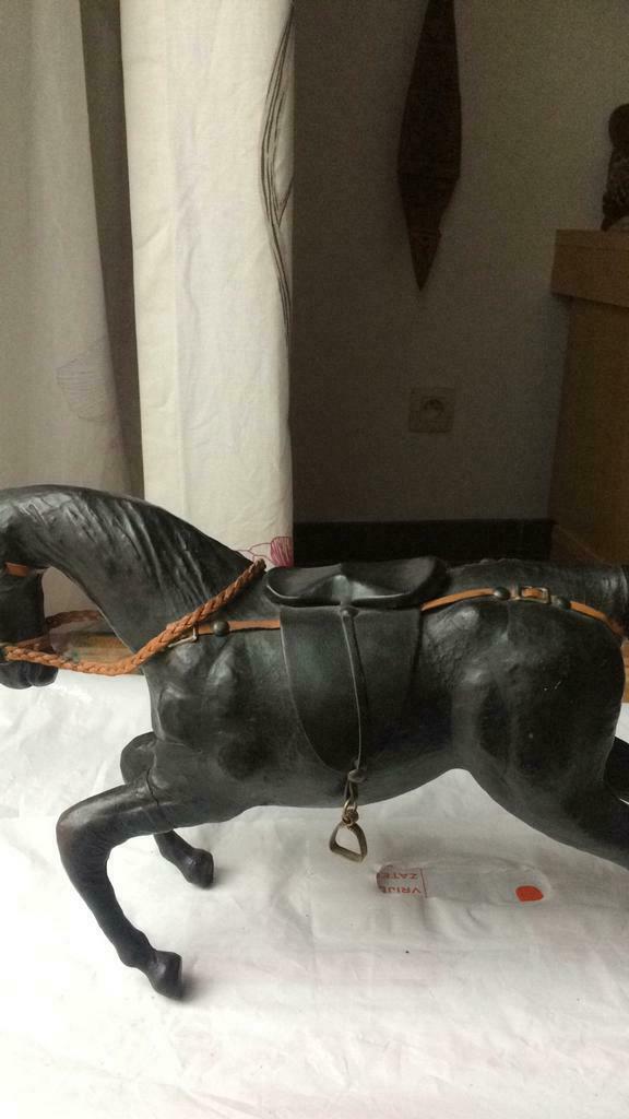 leather horse, Antiek en Kunst, Kunst | Beelden en Houtsnijwerken, Ophalen of Verzenden