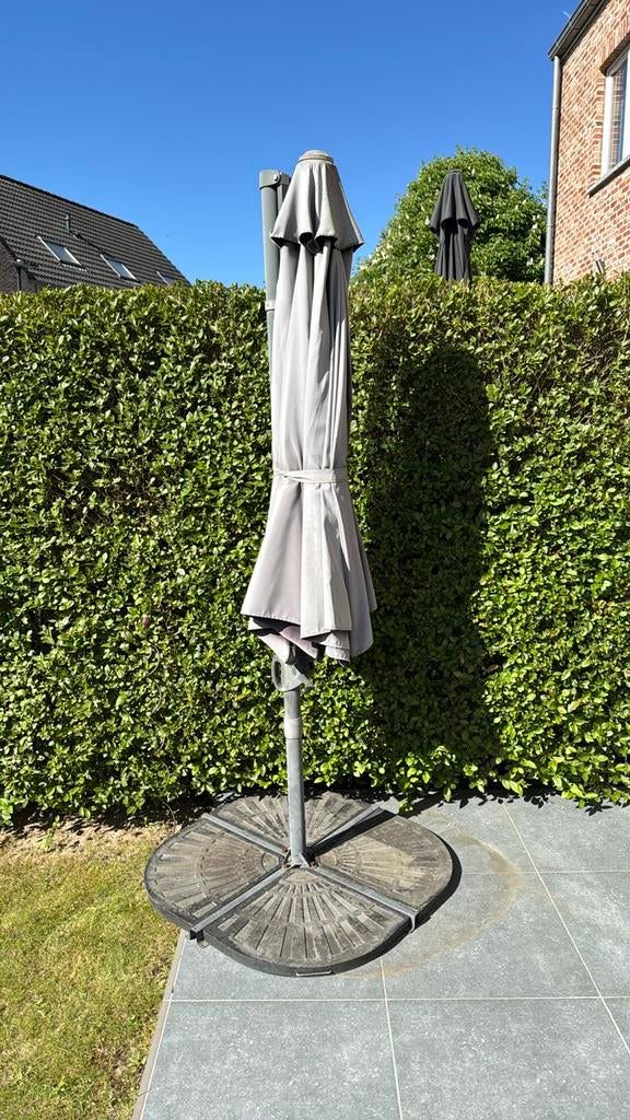 Parasol décentré & pieds (gris - décoloré ;-)), Tuin en Terras, Parasols, Gebruikt, Stokparasol, 2 tot 3 meter, Verstelbaar, Ophalen