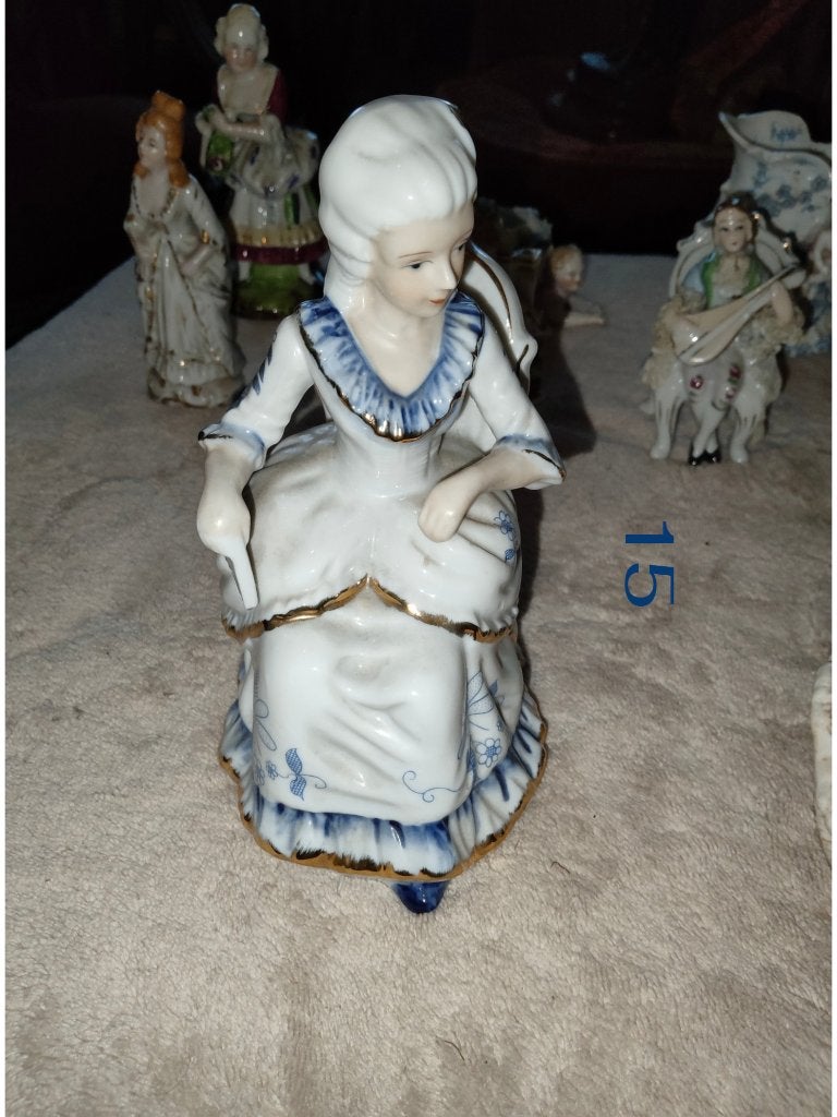 Antiek porseleinen beeldje Marquise met een blauwgouden, Antiek en Kunst, Ophalen of Verzenden