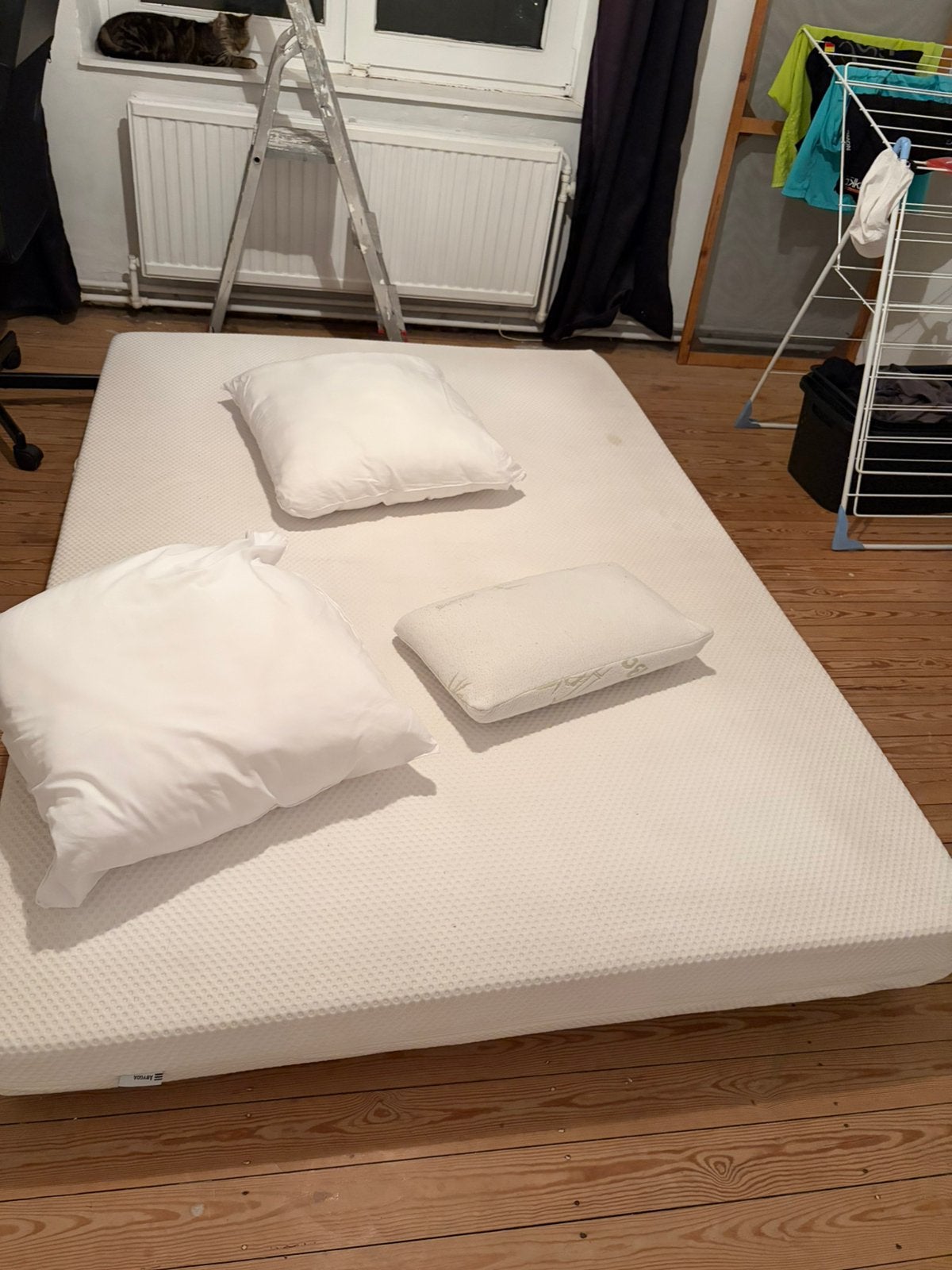 Matelas, sommier, 3 oreillers, une couette 4 saisons, 140 cm, Enlèvement, Utilisé, Sommier