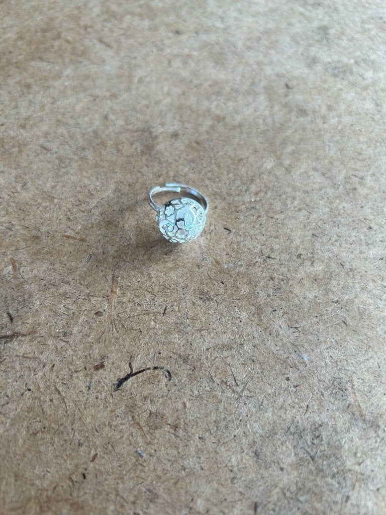 Bague avec boule blanche, Bijoux, Sacs & Beauté, Bagues, 20 ou plus grands, Femme ou Homme, Comme neuf, Enlèvement