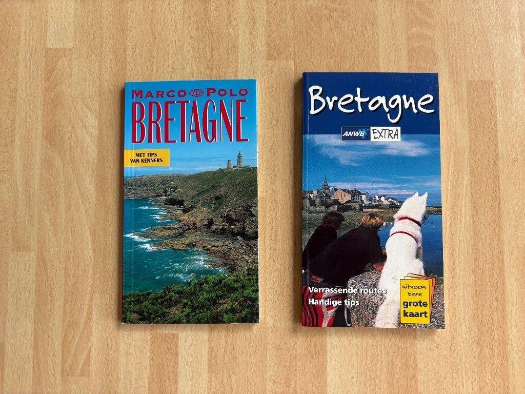 2 reisgidsen Bretagne, Boeken, Ophalen of Verzenden, ANWB