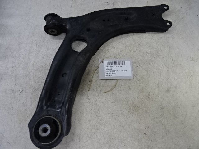BRAS DE SUSPENSION AVANT DROIT (TRIANGLE) Passat (3G2), Utilisé, Volkswagen