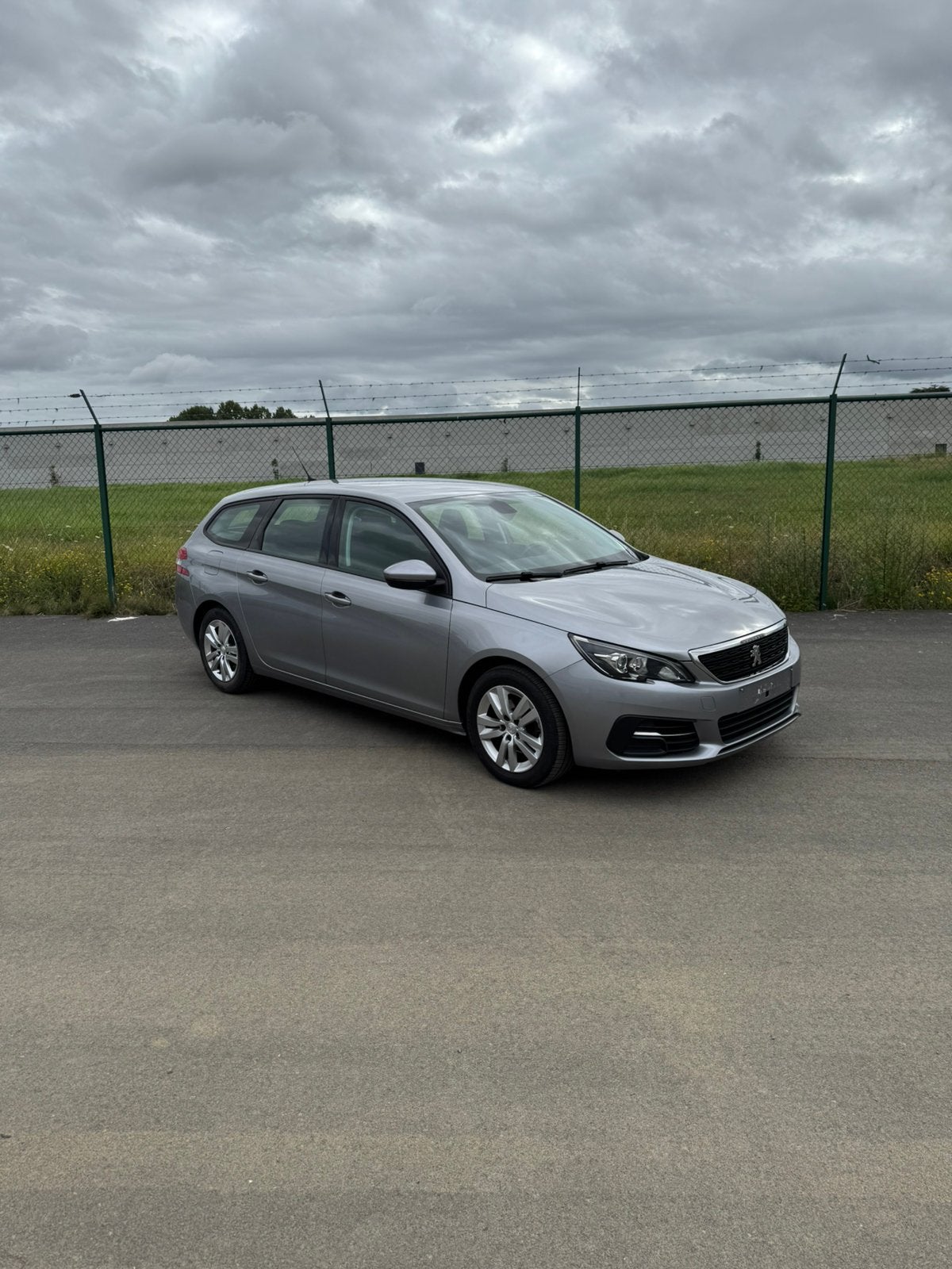 Peugeot 308 SW 2019 grijs, Voorwielaandrijving, Stof, 1199 cc, 5 deurs