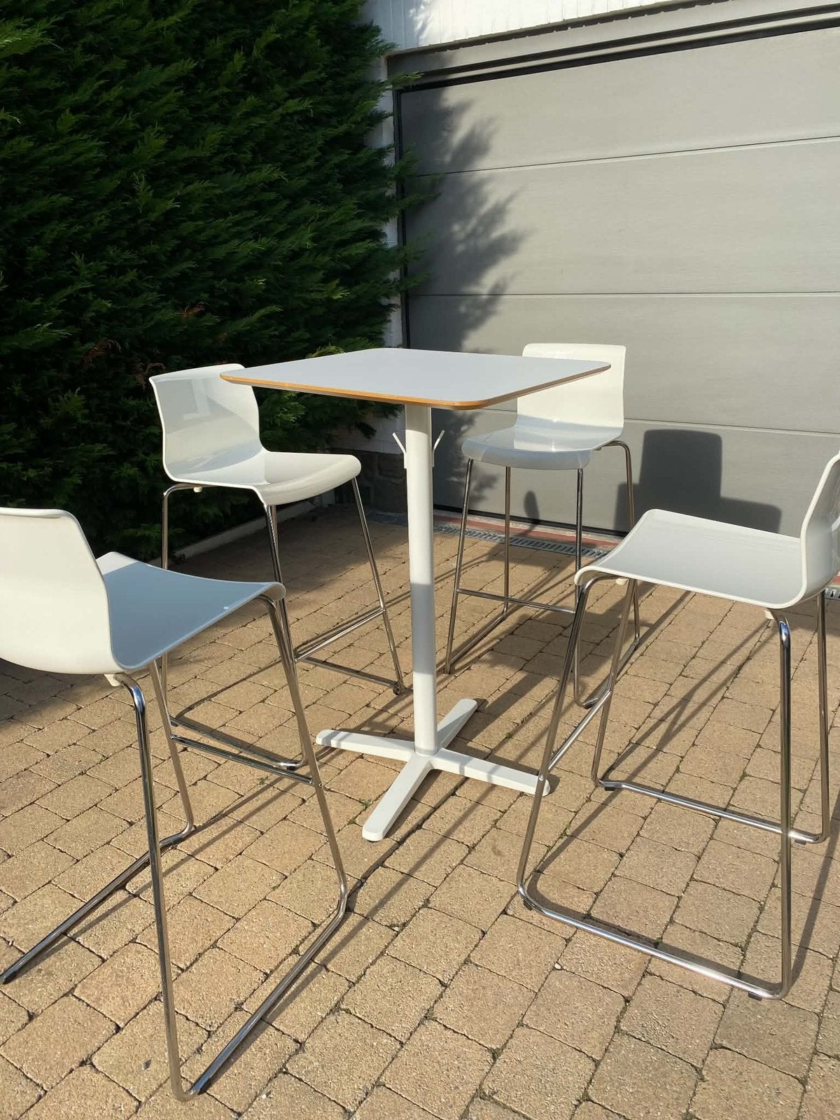 Hoge bartafel met 4 barkrukken, Ophalen, Zo goed als nieuw