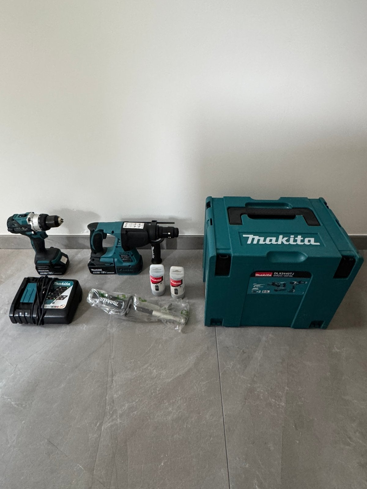 Makita DLX2440TJ 18V Brushless Combokit – DHR243 + DDF486, Ophalen, Zo goed als nieuw, Boor- en Schroefmachine