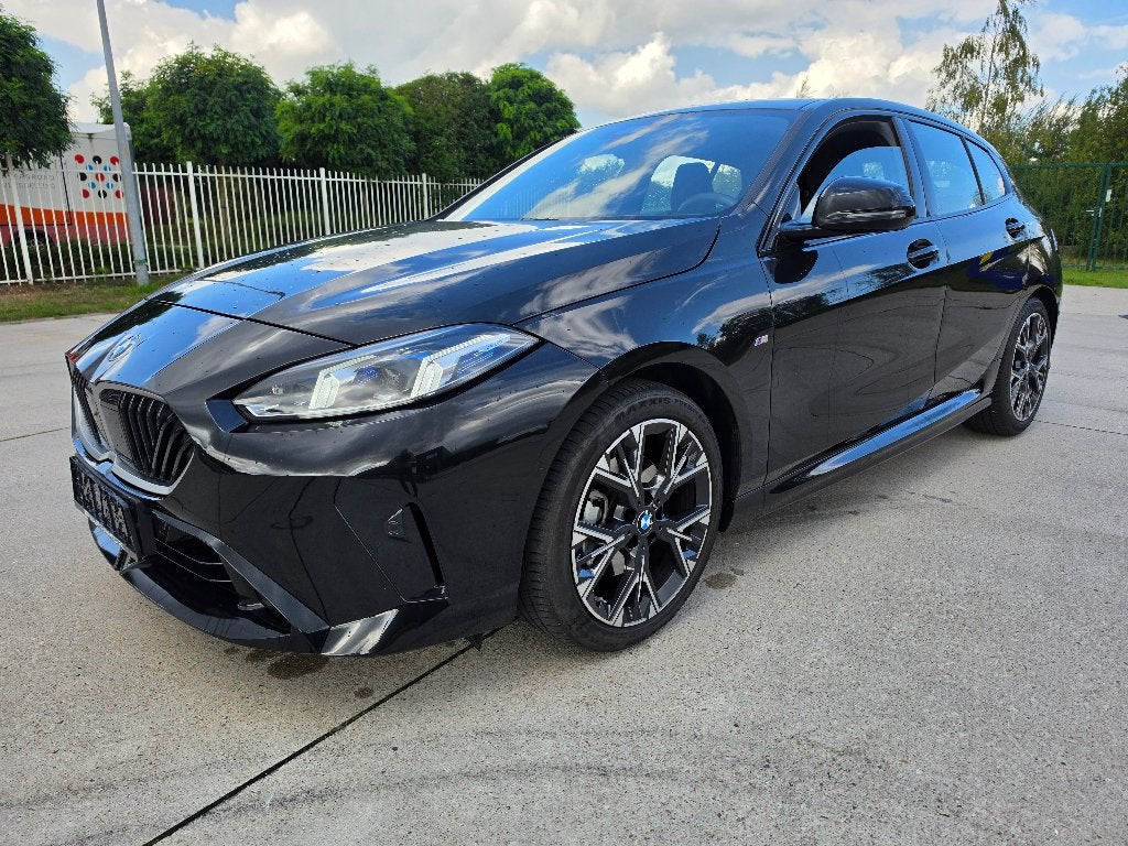 BMW 120i M-Pack Sport Automaat 2025, Auto's, BMW, Automaat, Alcantara, Zwart, Bedrijf