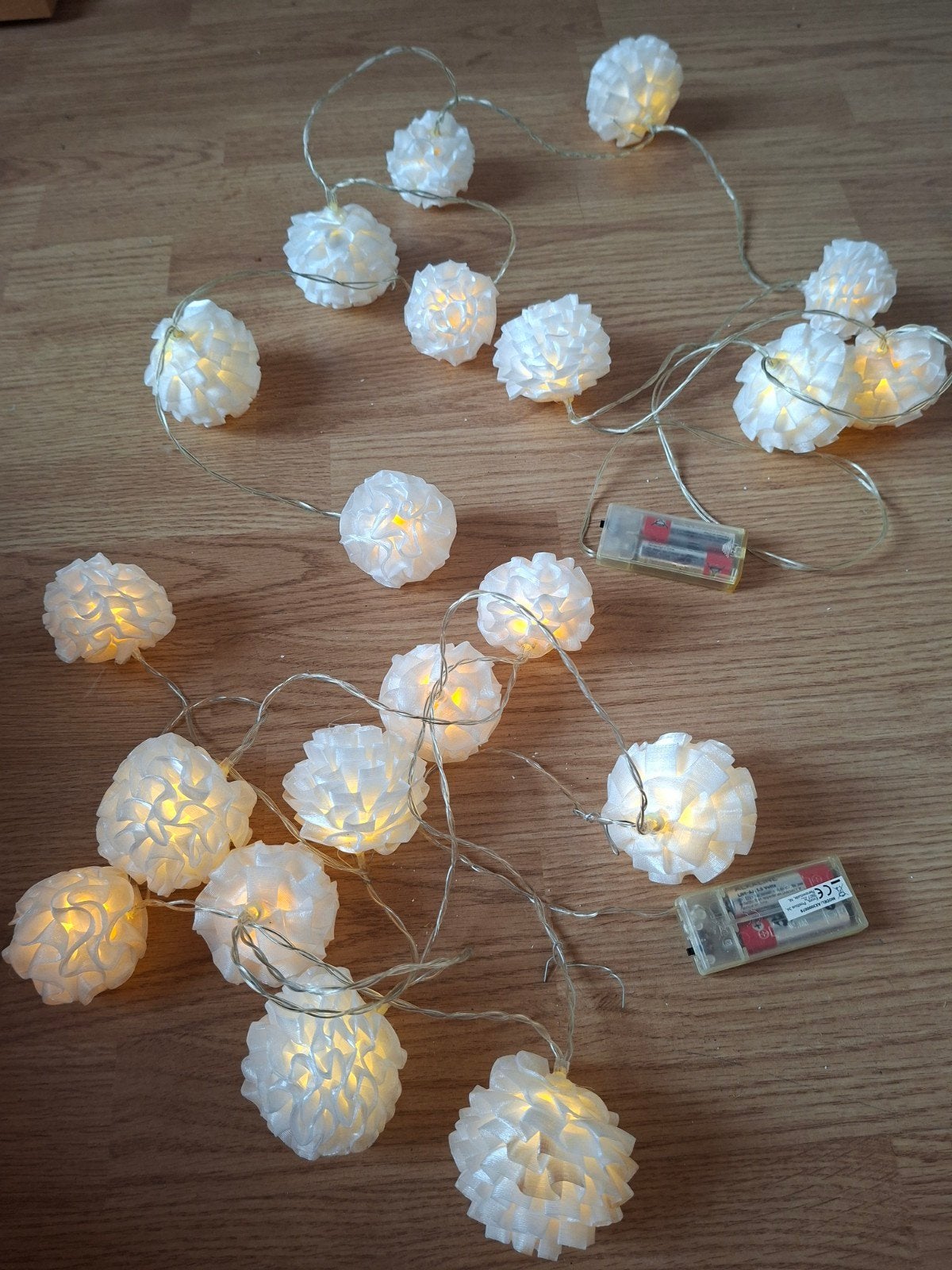 Set van 2 x slingers 10 witte bollen, elk 2m Lang., Ophalen of Verzenden