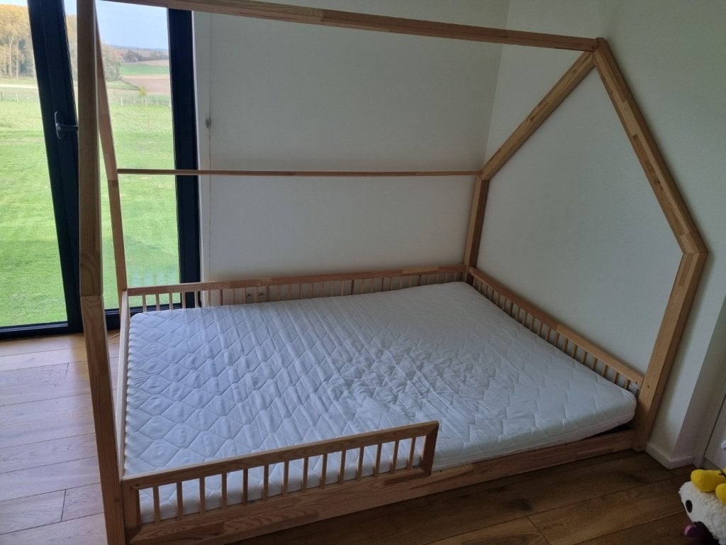 Lit cabane 140  200 + matelas mousse & coco, Enfants & Bébés, Sommier à lattes, Comme neuf, Enlèvement, 180 cm ou plus