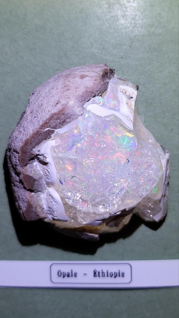 Opale 425 CT en provenance d'Etiopie qualité musée !!!, Collections, Minéraux & Fossiles, Enlèvement ou Envoi