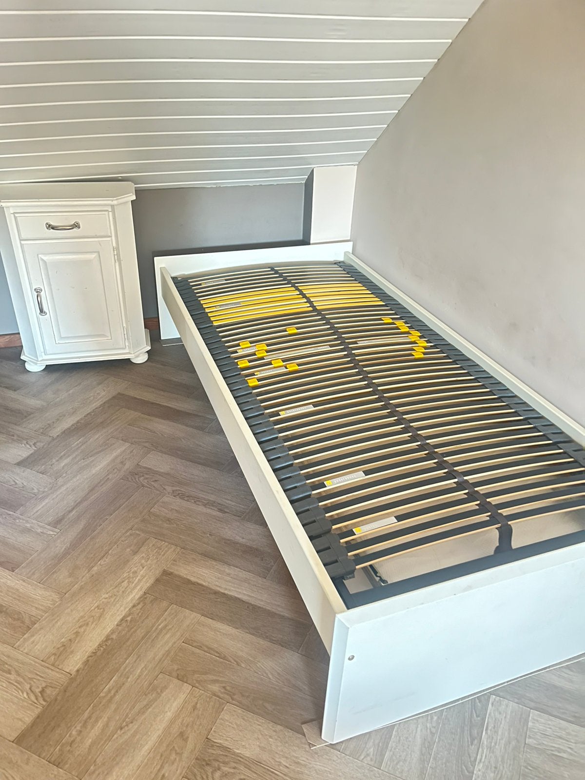 Eenpersoons bed met lattenbodem en kastje, Huis en Inrichting, Slaapkamer | Bedden, Ophalen, Gebruikt, Eenpersoons