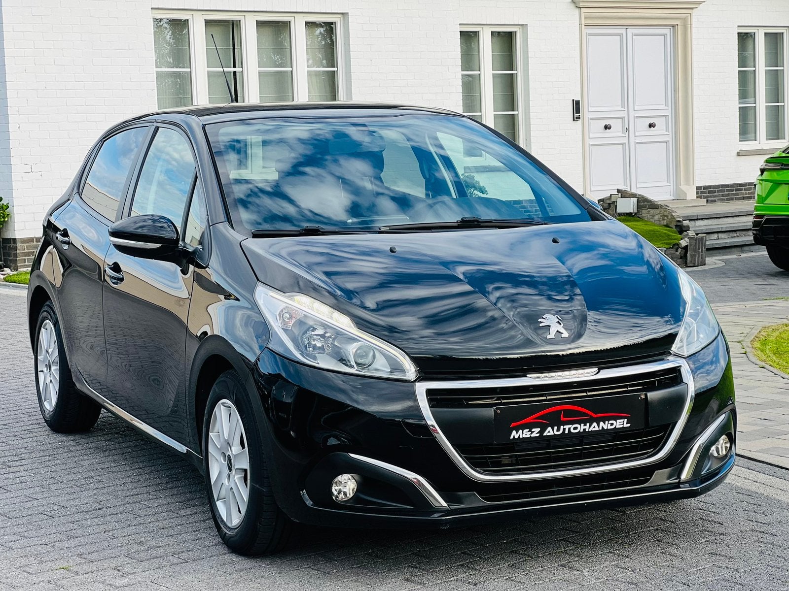 Peugeot 208 1.2i || AUTOMATIC || EURO 6b || 11/2017 || NAVI, Automaat, Euro 6, 1199 cc, Zwart