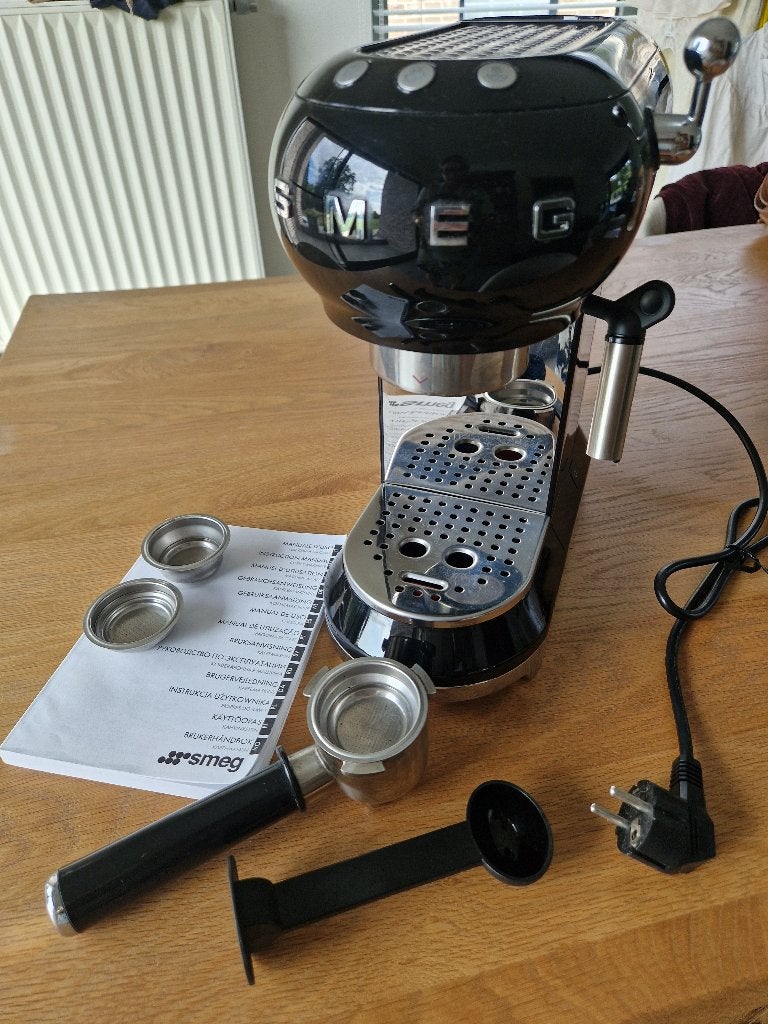 Smeg expressomachine zwart, Ophalen, Espresso apparaat, Zo goed als nieuw, Afneembaar waterreservoir