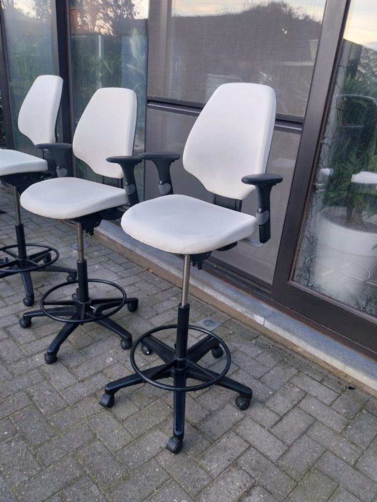 Hoge werkstoelen, Ophalen