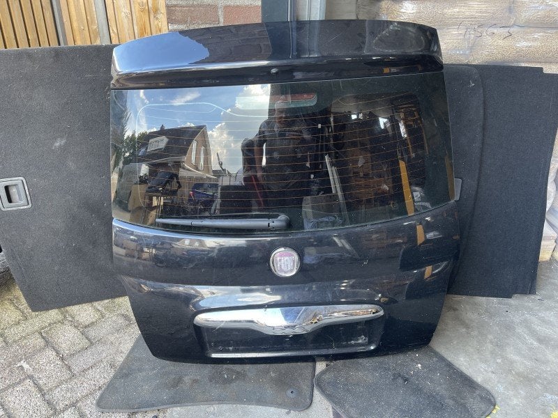 ACHTERKLEP 876 Fiat 500 (312) (01-2007/12-2012), FCA Germany GmbH, Gebruikt, Achterklep, IPC D1-09 Bahnhofsplatz
65423  Rüsselsheim am Main, DE